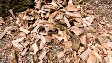 piezas de madera apiladas en la destilería de glengoyne, glasgow