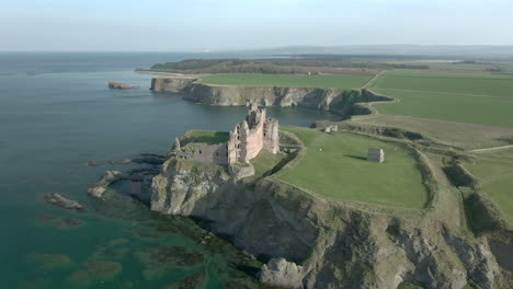 una vista aérea de la ruina del castillo de tantallon en un día soleado, east lothian, escocia