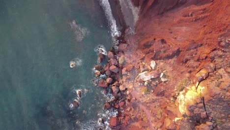 Una-Vista-De-Pájaro-De-La-Playa-Roja-En-Santorini