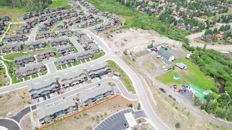 This is an aerial video of a flight over the city of Silverthorne in Colorado.