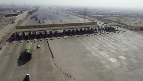 vista aérea de una plaza de peaje de la autopista de la ciudad, vehículos pesados y otros que ingresan y cruzan