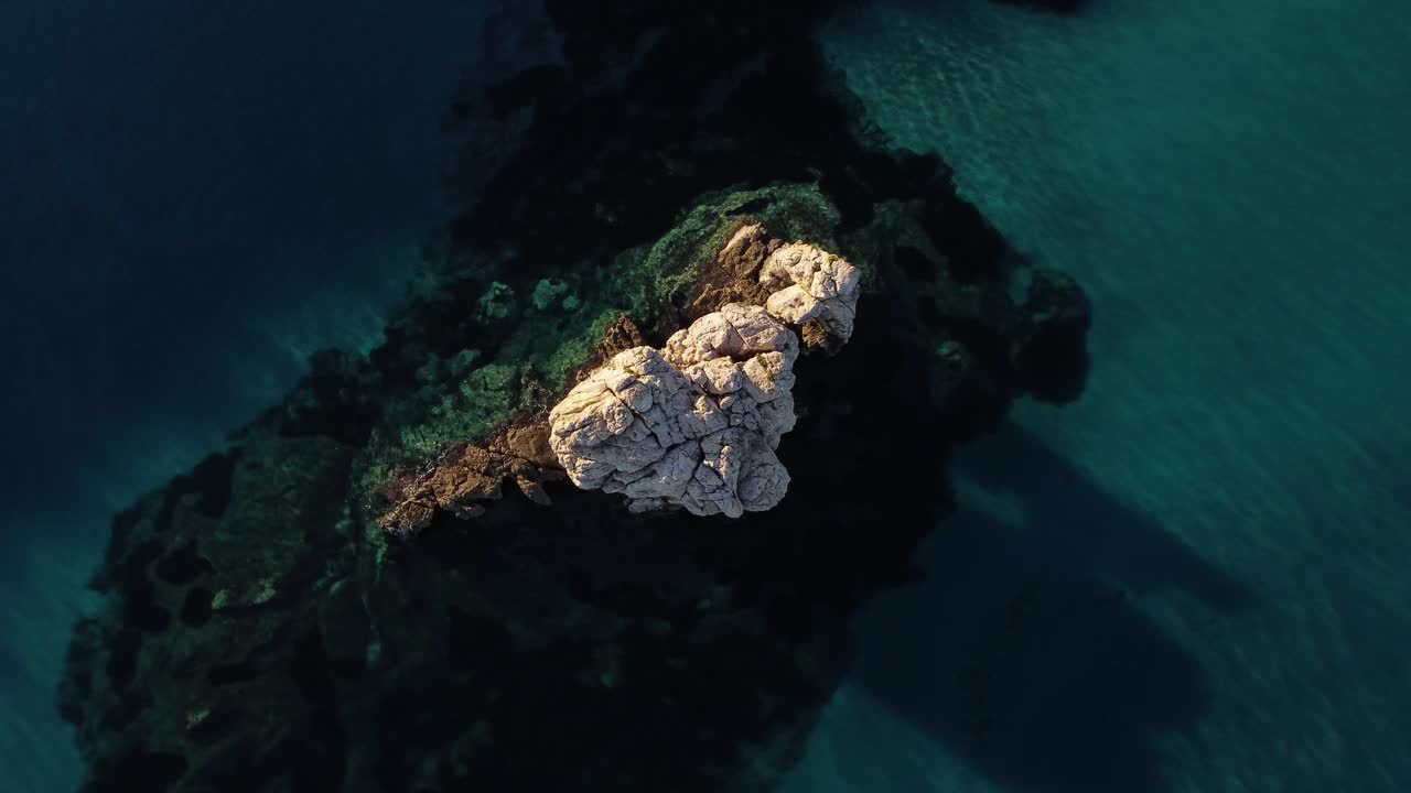 isla del océano aéreo 4k en italia