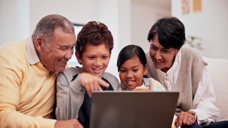 Familia,-Abuelos-Y-Niños-En-La-Computadora-Portátil