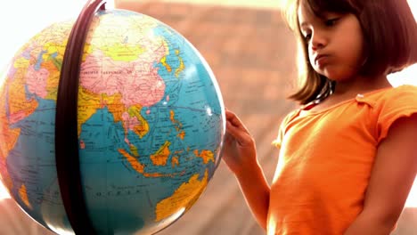 niña mirando el globo en el aula