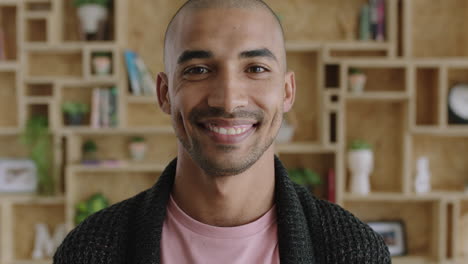 retrato en primer plano de un atractivo joven de oriente medio sonriendo feliz optimista propietario de un negocio