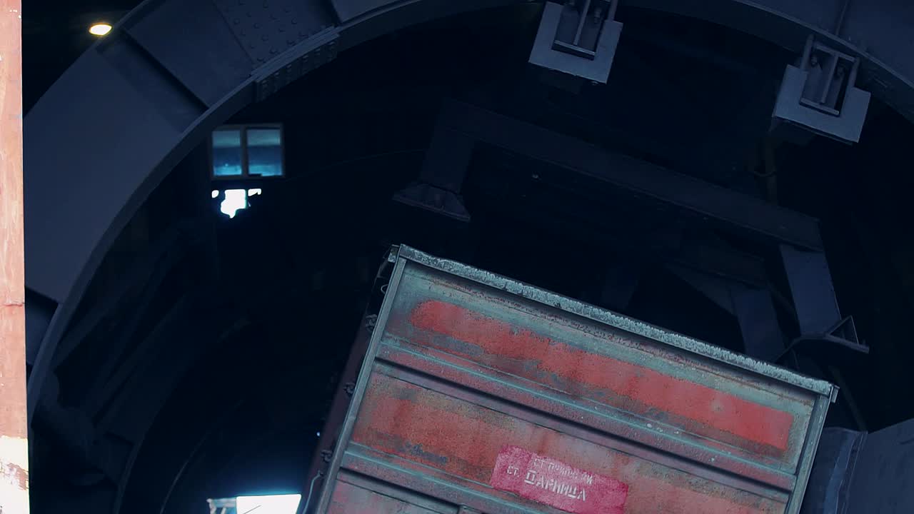 Unloading coal of a railroad car in a powerhouse box