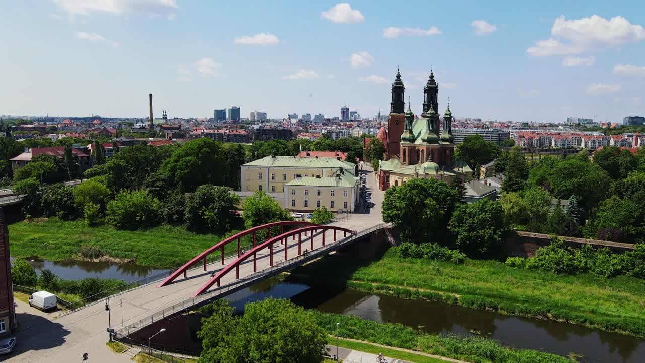 Ripresa aerea statica che mostra la Cattedrale di Poznań e il ponte Giordano alla luce estiva