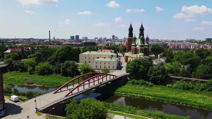Ripresa aerea statica che mostra la Cattedrale di Poznań e il ponte Giordano alla luce estiva