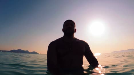 silueta de hombre al amanecer en la playa