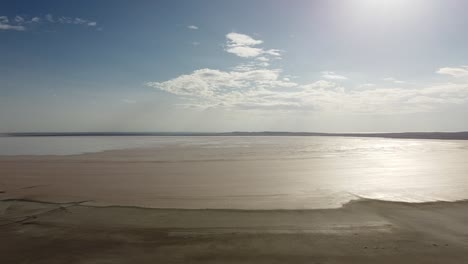 Lago-Salado-Rosa-En-Turquía,-El-Lago-Seco-Más-Grande-Del-País-Y-Uno-De-Los-Lagos-Salados-Más-Grandes-Del-Mundo