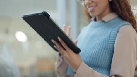 manos, mujer y tableta en la oficina