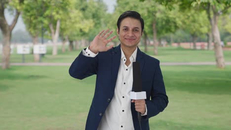 reportero indio feliz diciendo hola