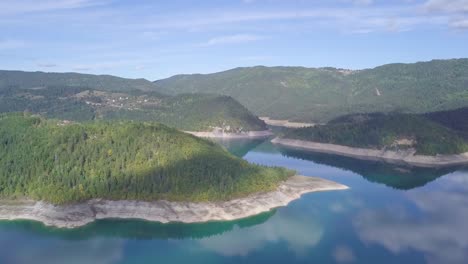 Impresionante-Toma-Aérea-4k-Ascendente-Del-Lago-Zaovine-Y-La-Montaña-Tara,-Serbia