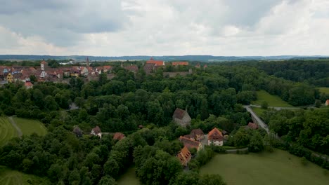 video de drone aéreo de 4k de la antigua iglesia católica de nuestra señora de kobolzell y el puente doble fuera de la ciudad amurallada de rothenburg, alemania