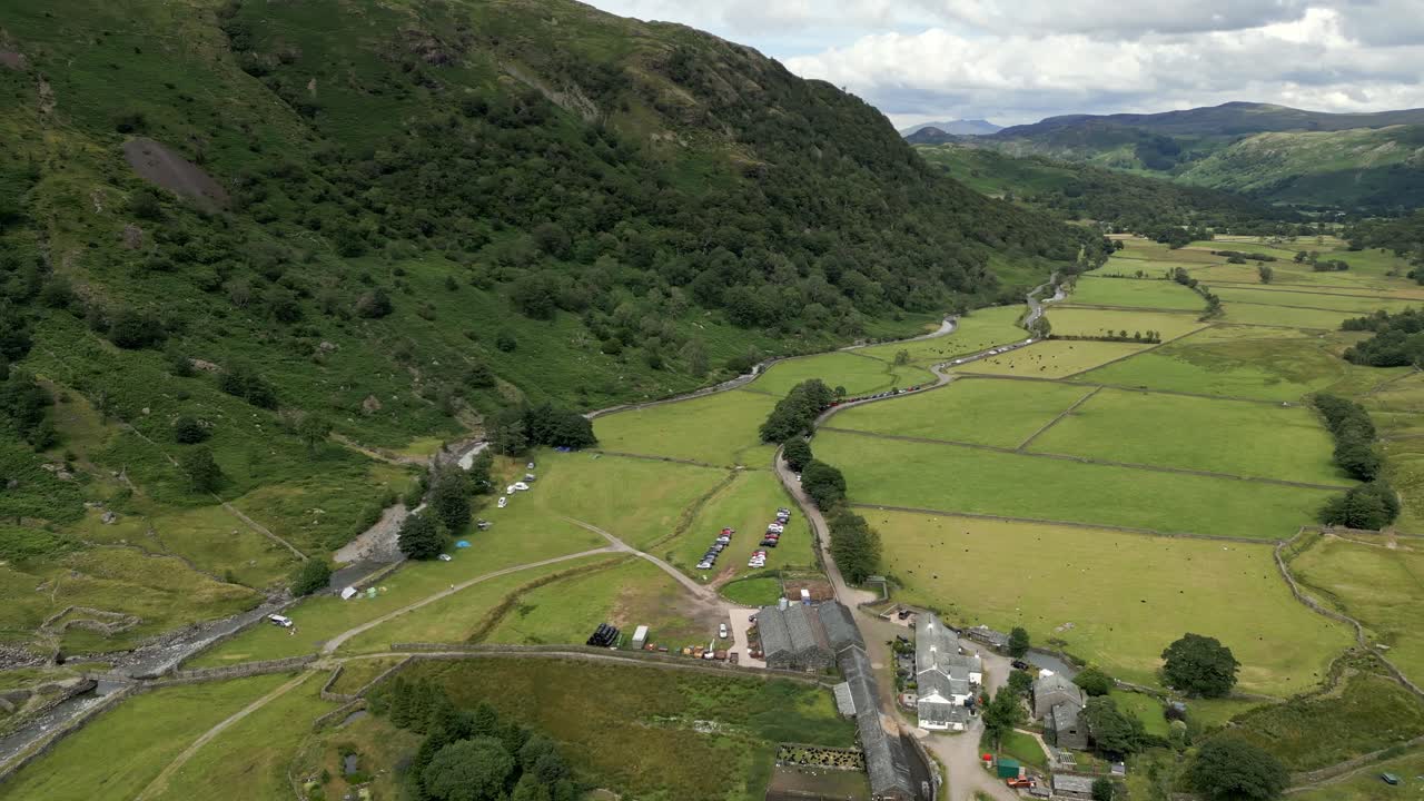 increíble vista aérea impresionante del valle de cumbrian en el distrito de los lagos