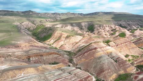 fotografía de avión no tripulado de las montañas rojas y arco iris cerca de udabno, georgia