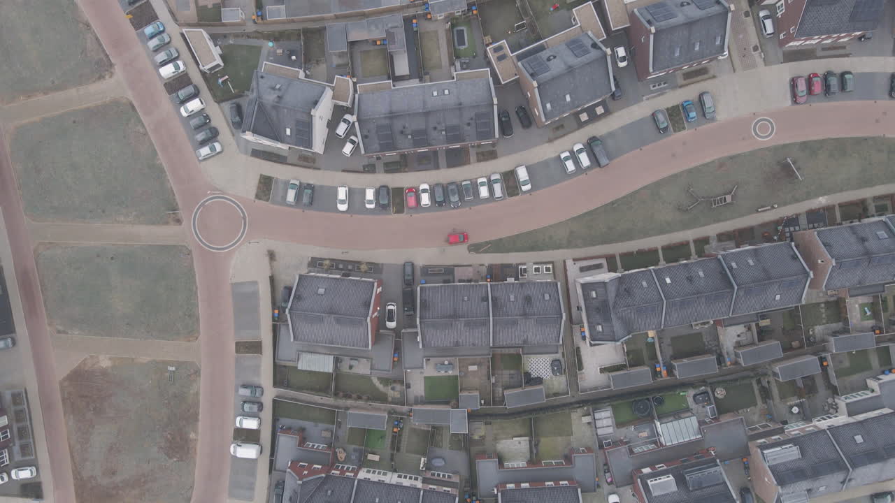 옥상에 태양 전지판이 있는 현대 교외 지역의 하향식 공중