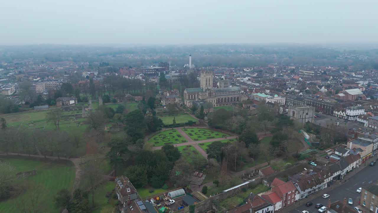 Volo di ritorno dalla vista della cattedrale di edifici e dalla strada di Bury St Edmunds