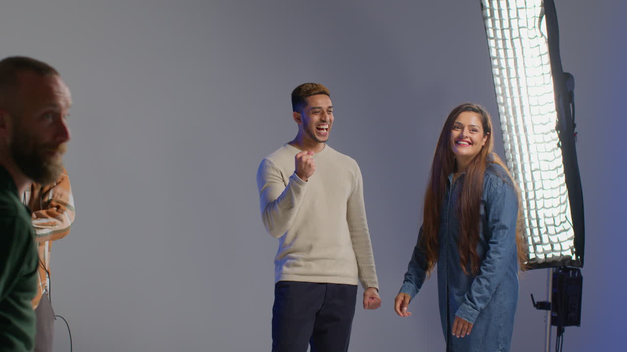 amigos felices en un set de sesiones de fotos