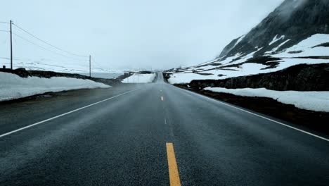 Niebla-En-La-Carretera,-Noruega.