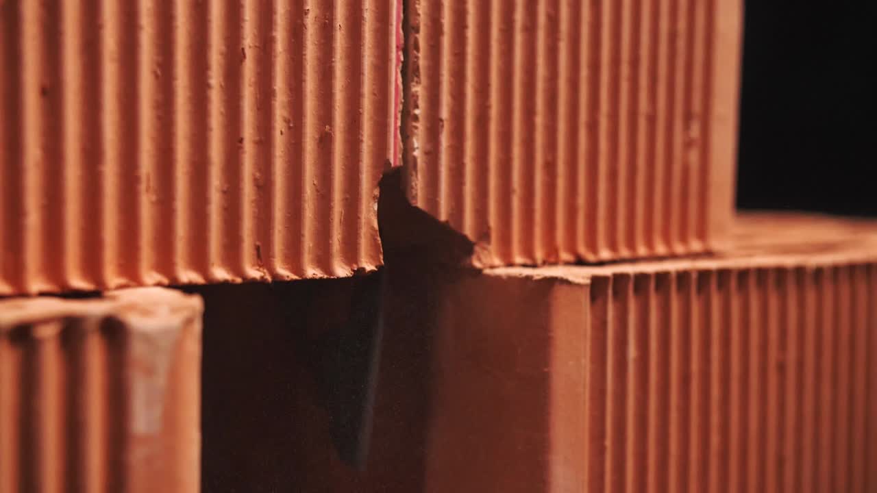 primer plano de una pared de ladrillo con un agujero