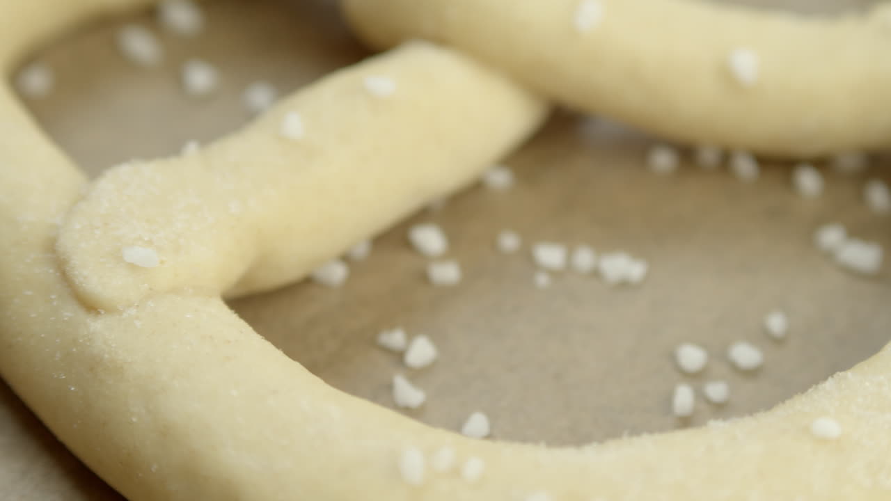 cacerola lenta de pretzels congelados que esperan ser respaldados