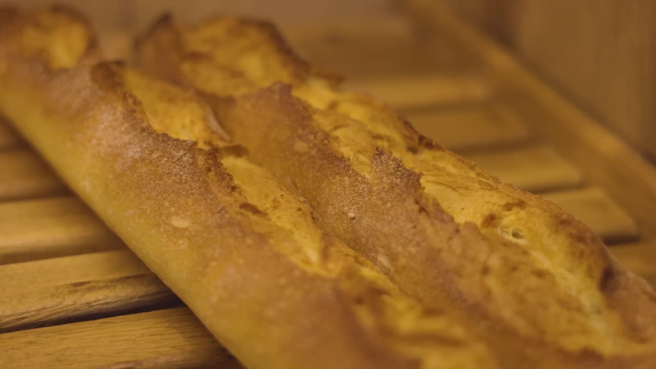 Baguette appena sfornate dal colore dorato, macro ripresa al rallentatore