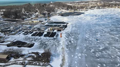 Derretimiento-Del-Hielo-Alrededor-De-Los-Muelles-En-El-Lago-Muskegon-A-Finales-De-Febrero