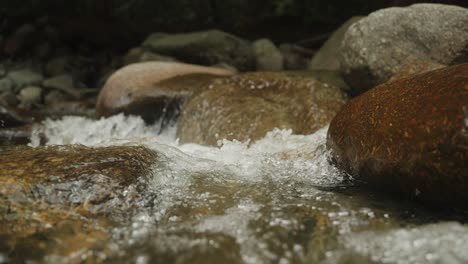 河流流過岩石的水 浅的田野深度 120fps