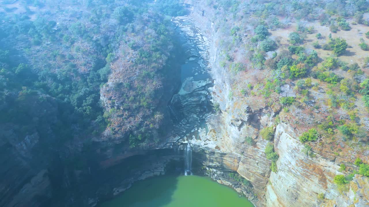 rajdari 및 devdari 폭포는 chandraprabha 야생 동물 보호 구역에서 발견됩니다.