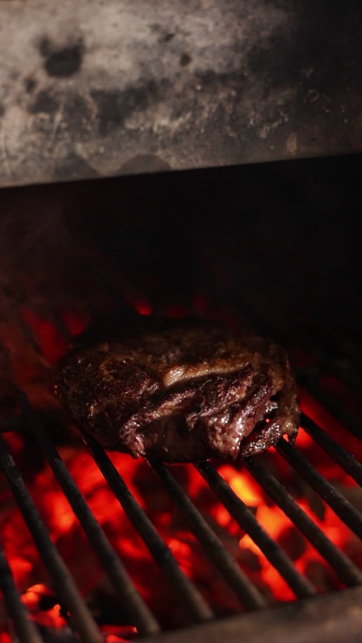 bistec a la parrilla en una parrilla de carbón