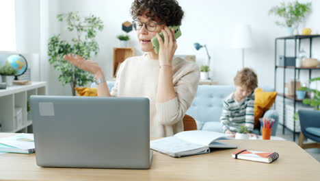 mutter arbeitet mit dem kind zu hause