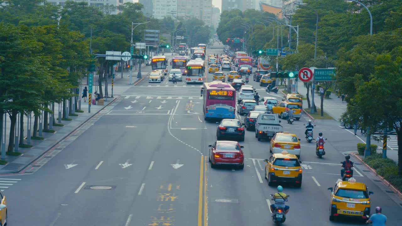 타이베이, 타이완 - 늦은 저녁 타이베이 시의 신이 금융 구역의 비는 거리