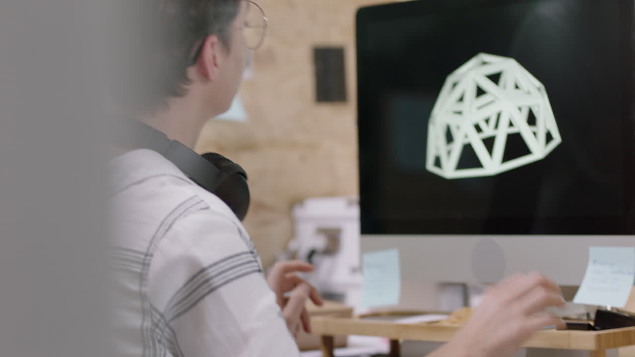 창의적인 비즈니스 여성 엔지니어 설계 지오데식  ⁇  3d 모델 인도 팀 리더 여성 훈련 동료 현대 스타트업 사무실 성공적인 디자이너 개발 프로젝트를 공유