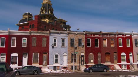 cortiços e casas abandonadas são encontrados em uma favela do norte de baltimore 1