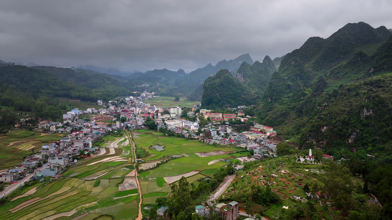 베트남 북부 하의 돈반 지역의 경이로운 자연 풍경, 드론으로 볼 수 있는 파노라마