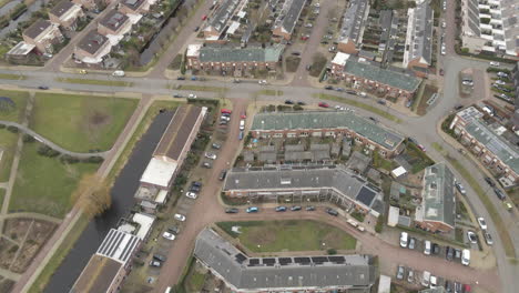 descripción aérea de las casas en un hermoso barrio suburbano