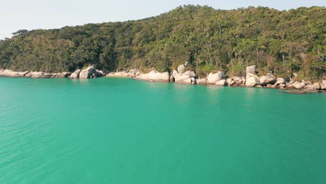 Erstellen-Einer-Luftaufnahme-Des-Tropischen-Paradiesischen-Kleinen-Strandes-Mit-Einem-Vorbeifahrenden-Touristenboot