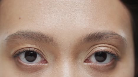 어두운 머리카락을 가진 아시아 여성의 눈, 느린 동작