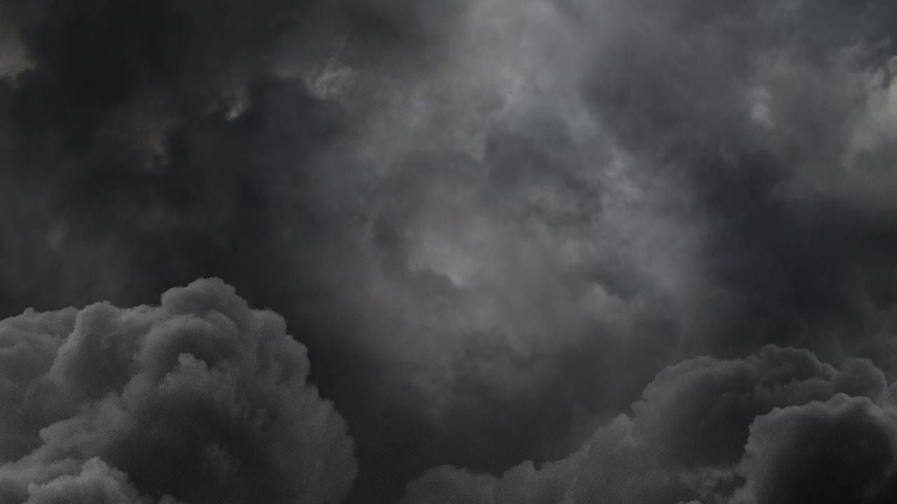 nubes de tormentas y relámpagos por encima