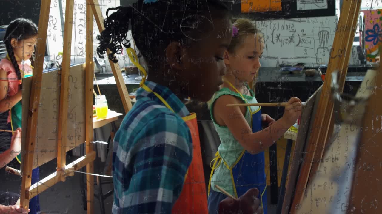Drie klasgenoten dopen penselen in verfpotten en maken kunstwerken tijdens de les.