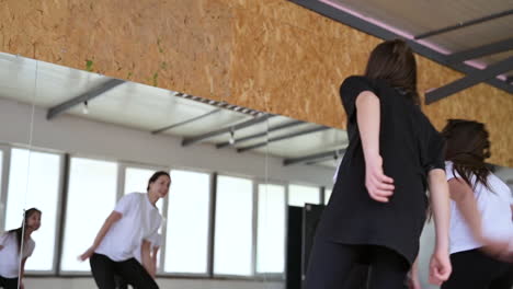 profesor y alumnos en clase de baile.