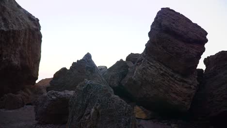 rocas en la orilla del mar por la mañana