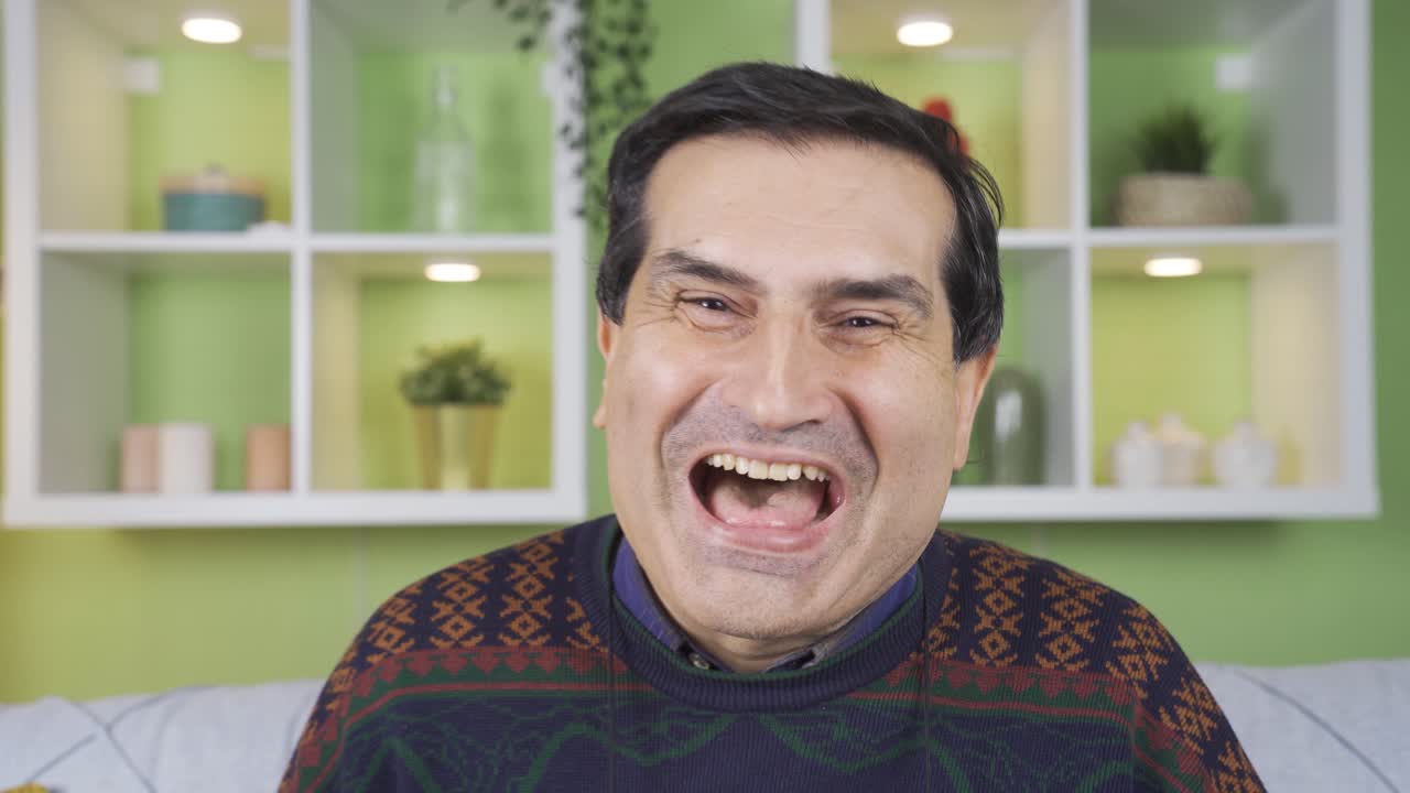 행복하고 재미있는 성숙한 남자가 웃고, 재미를 느끼고 있습니다.