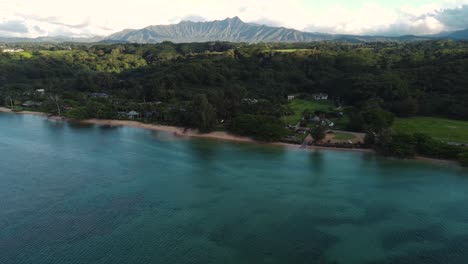 Vista-Aérea-Cinematográfica-Sobre-La-Playa-De-Anini,-Kauai,-Hawaii