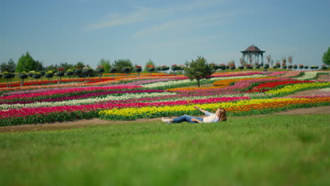 Junge-Unbekannte-Frau-Steht-Im-Gras-Auf-Blühendem-Blumenfeldhintergrund.