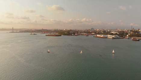 navegando por el puerto de mombasa, kenia