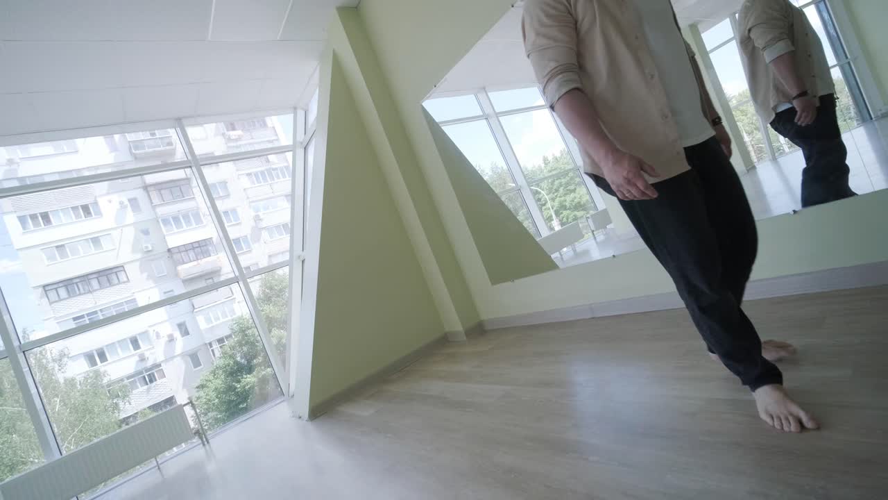 스타일리시한 젊은 남성 댄스 브레이크 댄스 및 안무. 공연, 움직임, 스타일 및 패션 개념