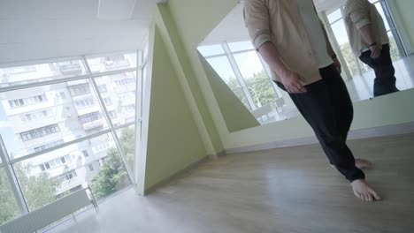 joven elegante bailando break dance y coreografía. rendimiento, movimiento, estilo y concepto de moda