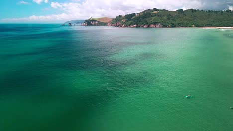 reflejos de la península de coromandel en un día de verano